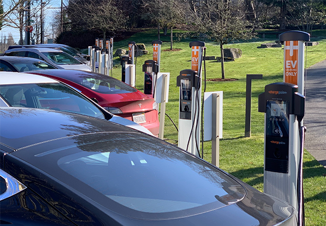 Bilde av elbil- og ChargePoint-ladere