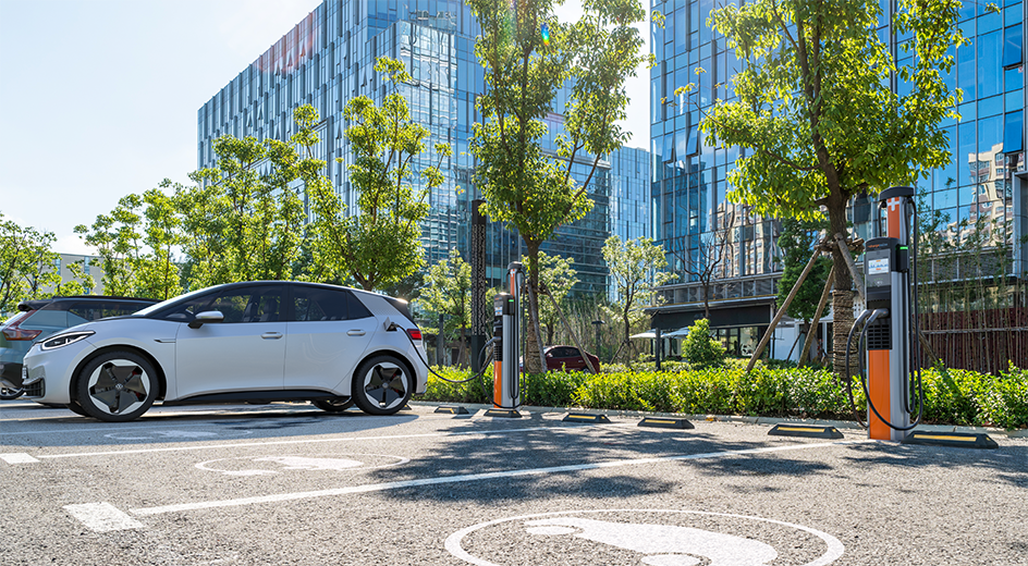 Car charging on ChargePoint CP6000