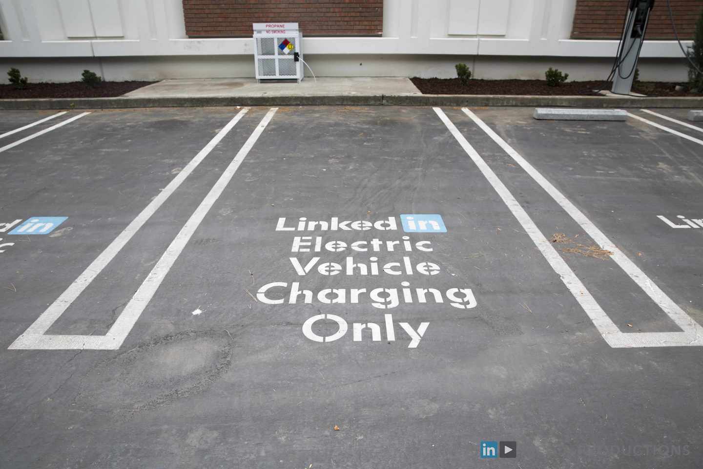 Parkplätze bei LinkedIn für E-Autos