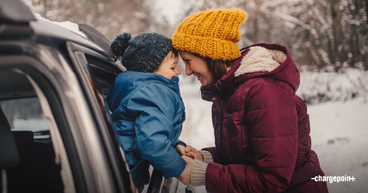 Une mère et son enfant lors d’une virée en voiture