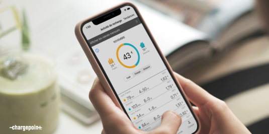 Personne tenant un téléphone portable et regardant l'application ChargePoint