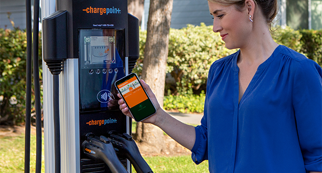 Person using Tab to Charge on ChargePoint CT4000