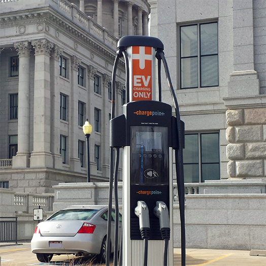 ChargePoint CT4000 in front of federal building
